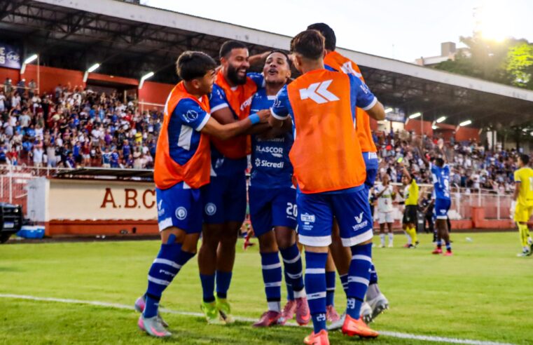 Foz vence o Cianorte por 3 a 2, mostra força no ABC e fica muito perto da classificação