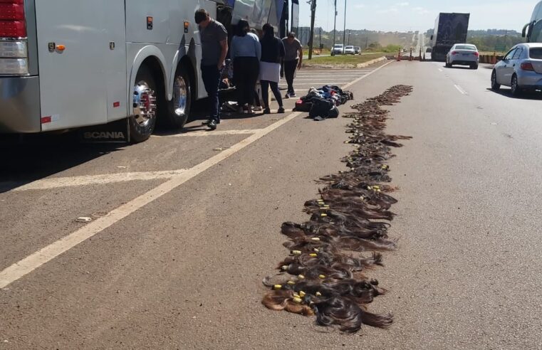 PRF apreende cabelos de origem estrangeira e medicamentos em ônibus na BR-277
