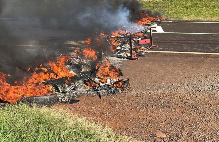 Manifestação interdita parcialmente a BR no bairro Pedreira, em Medianeira