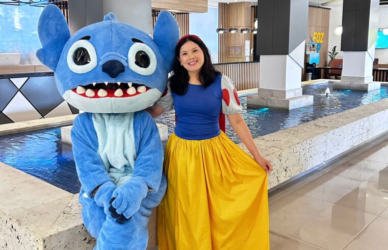 Personagens do Complexo Dreams Park Show dão boas-vindas aos turistas que chegam em Foz