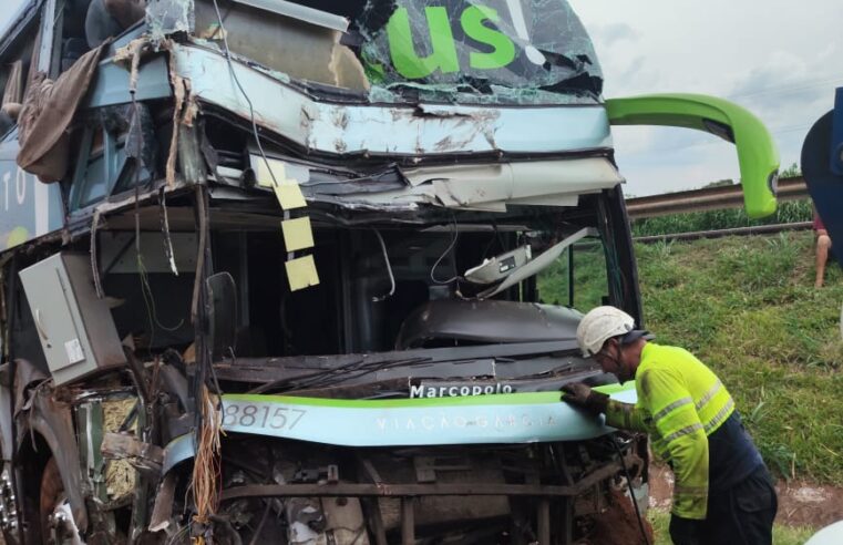 PRF atende acidente envolvendo ônibus e caminhão na BR-277 em São Miguel do Iguaçu