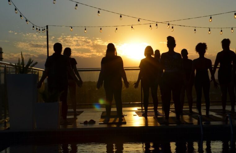 Eleve-se: Yoga e Bem-estar para Celebrar o Dia da Mulher nas Alturas