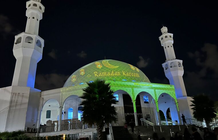 Mesquita de Foz vira atração noturna no mês do Ramadan