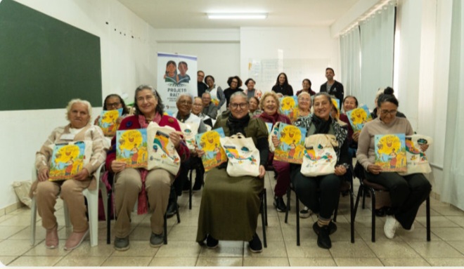 Alunos da melhor idade recebem materiais didáticos para fortalecer alfabetização