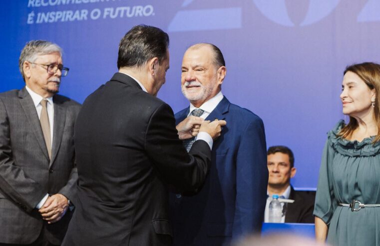 Renato Camargo recebe Medalha do Mérito Industrial durante celebração do Dia da Indústria no Paraná