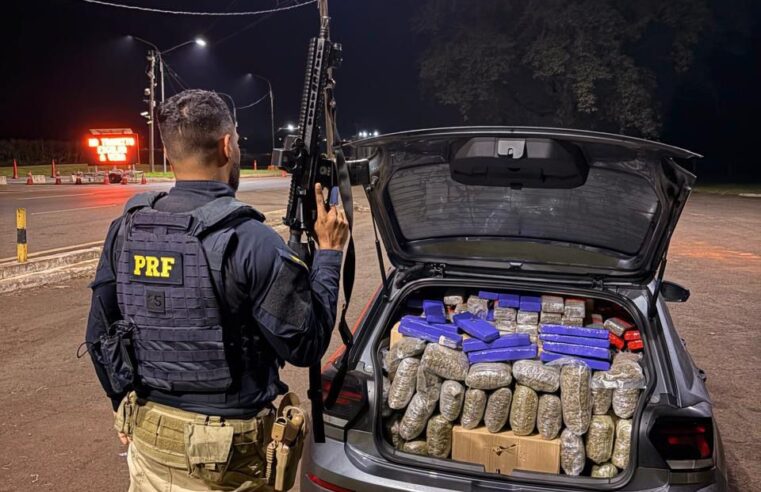 PRF apreende quase meia tonelada de maconha em veículo clonado após fuga na BR-277, em Santa Terezinha de Itaipu (PR).