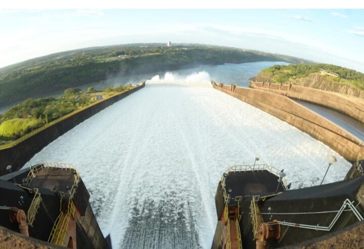 Itaipu abre o vertedouro neste domingo(28)Comportas não eram abertas para controle do reservatório desde novembro de 2025