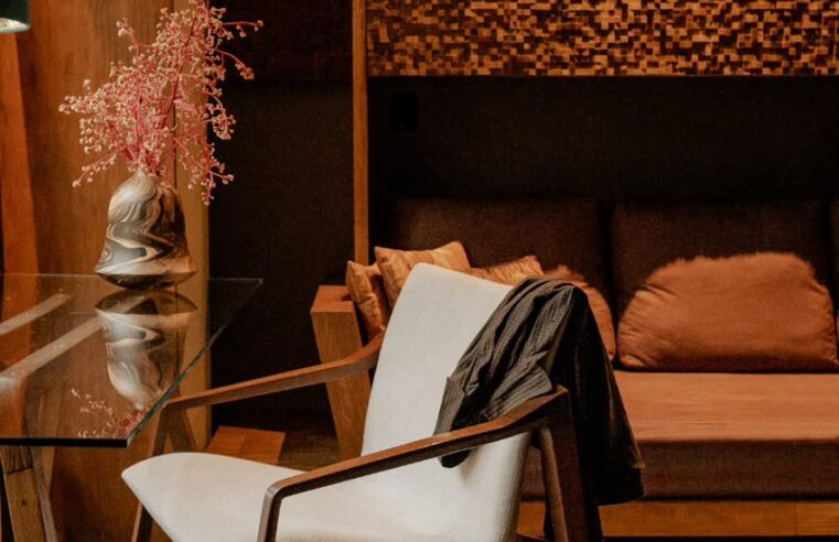 O Design que Acolhe: Delucci Móveis Chega ao Hub de Negócios do Sindhotéis Foz para Transformar a Hotelaria