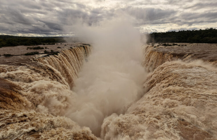 Cataratas do Iguaçu atingiram a vazão de 10 milhões de litros nesta quinta-feira
