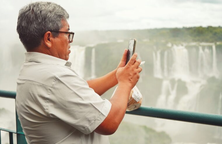 Brasileiros 60+ viajam 52% mais e mudam a forma de celebrar o Dia dos Avós