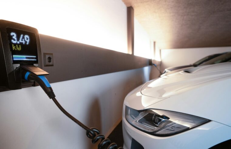Câmara aprova ampliação de pontos de recarga para veículos elétricos em hotéis, supermercados e centros comerciais