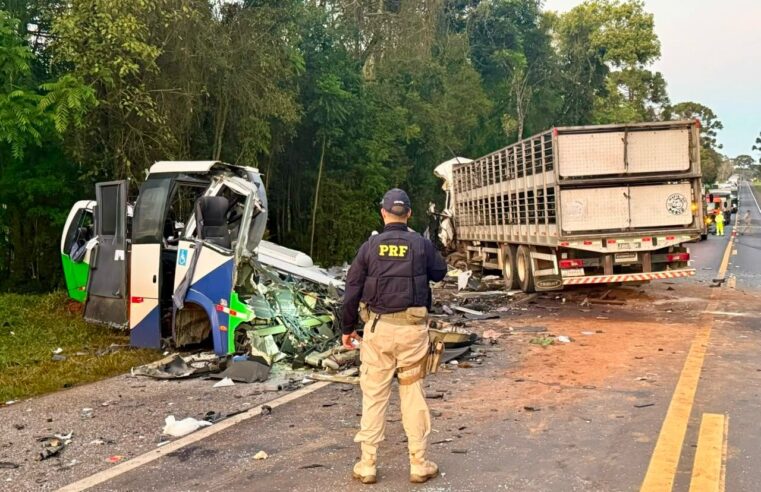 Tragédia na BR-373 deixa 23 mortos em colisão entre ônibus e caminhão no Paraná