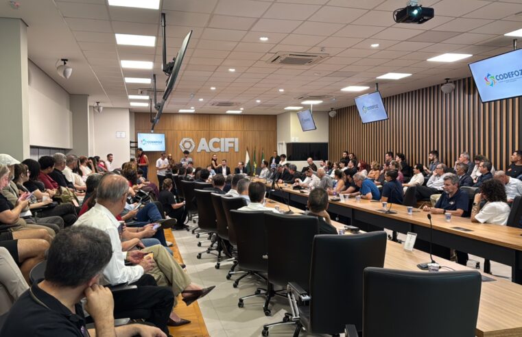 Gleisi Hoffmann debate integração, saúde e desenvolvimento no Codefoz