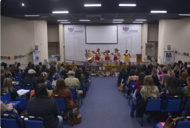 Mais de 400 educadores participam do 1º Seminário Intermunicipal de Educação para as Relações Étnico-Raciais em Foz do Iguaçu