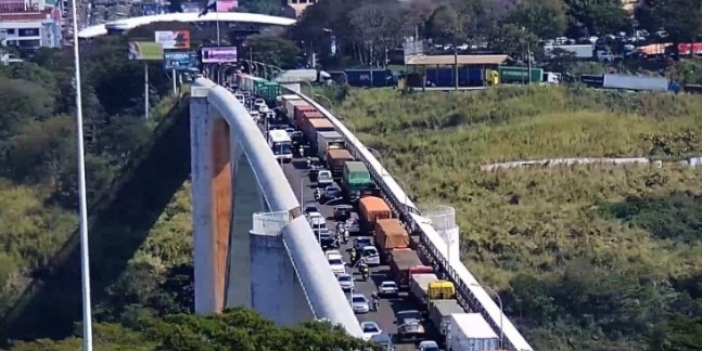 Acordo altera horários de caminhões na Ponte da Amizade para reduzir filas