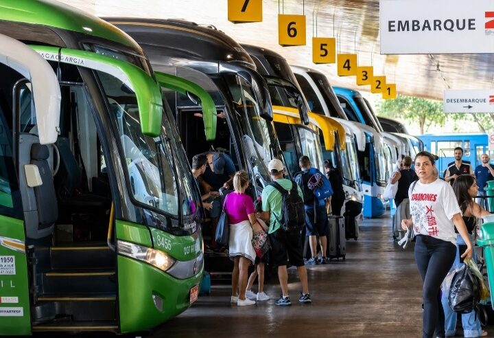 Vermelho se reúne com Receita Federal para tentar barrar mudança na rota de ônibus em Foz