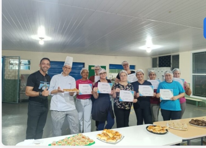 Turma do curso de produção de salgados para festas conclui capacitação