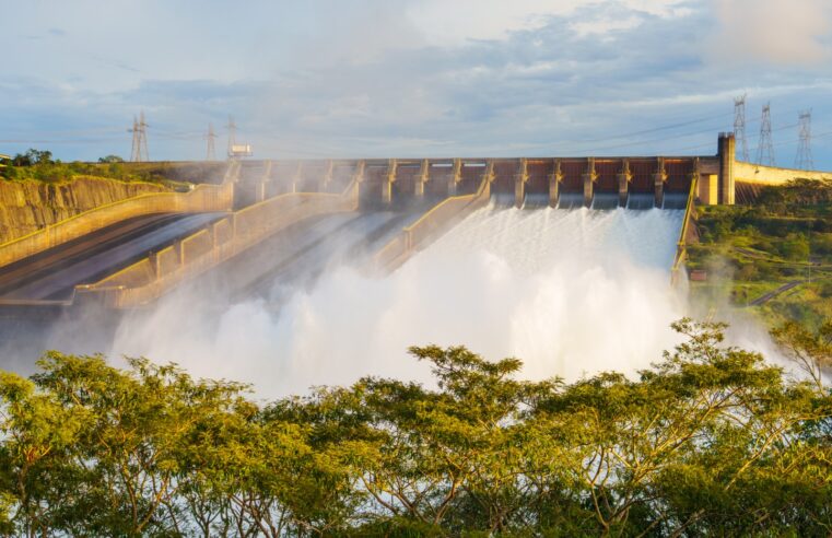 Vertedouro de Itaipu foi&nbsp; aberto neste domingo (13)