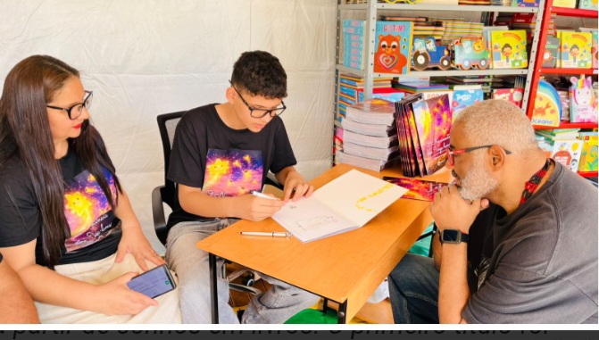 Jovem de 12 anos lança livro durante a 21ª Feira Internacional do Livro de Foz do Iguaçu