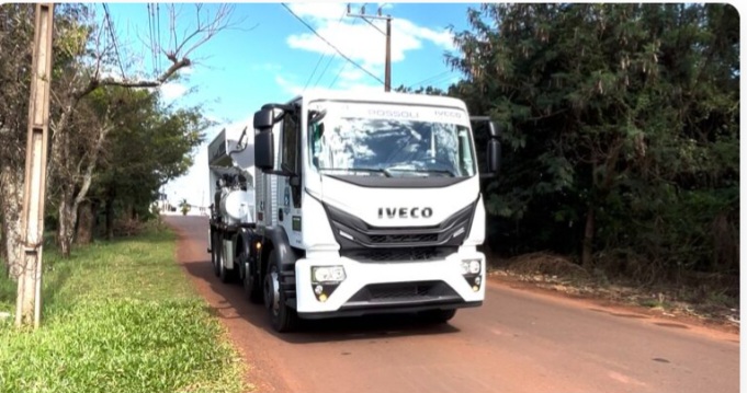 Novo caminhão reforça serviço de tapa-buracos em ruas e avenidas de Foz do Iguaçu