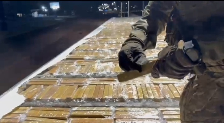 PRF e PM apreendem mais de 1,5 tonelada de maconha escondida no teto de caminhão no Paraná