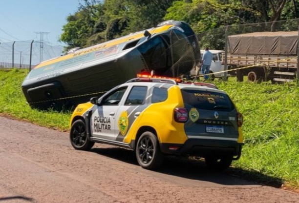 Homem furta van escolar, tenta fugir e tomba veículo na Avenida Fiorino Brol