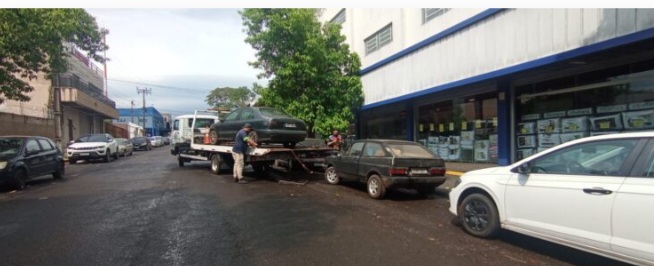 Foztrans remove sete veículos abandonados na região da Vila Portes