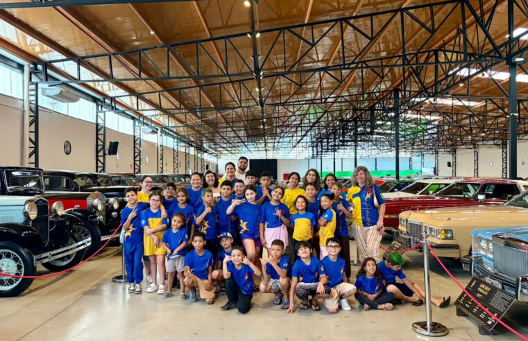 Crianças do Projeto Amigos conhecem o acervo do Museu Foz Cars em visita especial