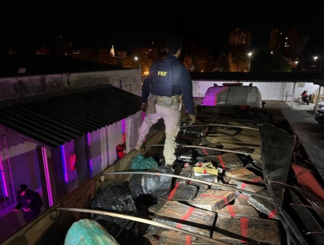 PRF apreende 1,2 tonelada de maconha em caminhão paraguaio em Guarapuava (PR)