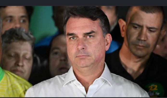 Flávio Bolsonaro teria passado o dia em fazenda na região de Foz antes de cruzar a fronteira com a Argentina